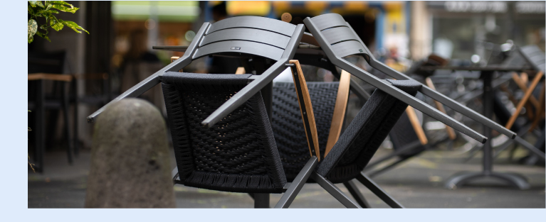 Chaises ©Mika Baumeister - Unsplash